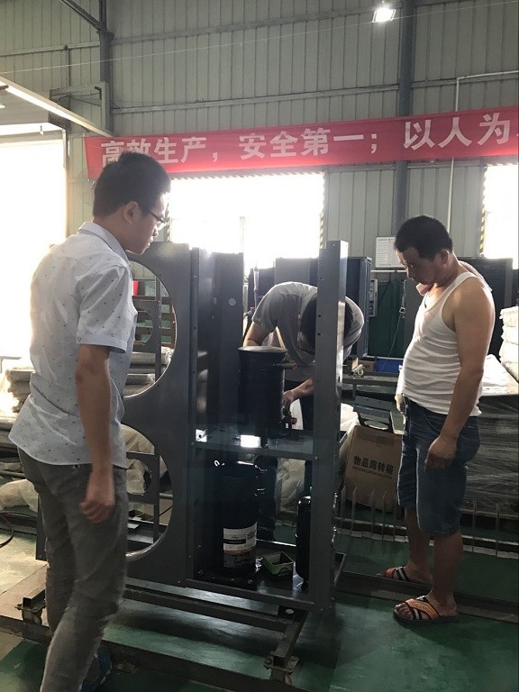 实践队男生协助师傅安装产品组件 实践队男生协助师傅安装产品组件